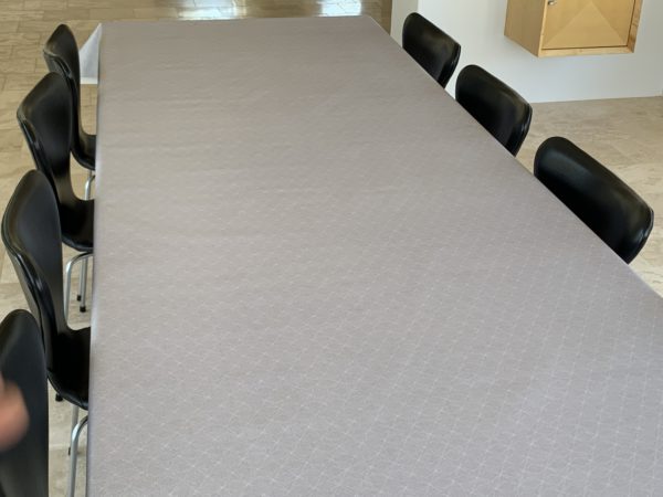 Textildug Lys grå med gråt mønster med antiskrid, EU 90465, 140 cm fra munketex