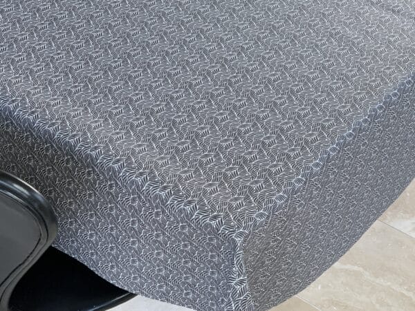 Textildug mørkegrå og hvide blade med antiskrid, 140 cm, Estes Caviar A0012 fra munketex