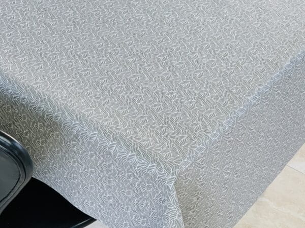 Textildug gråbrun og hvide blade med antiskrid, 140 cm, Estes Musgo A0013 fra munketex