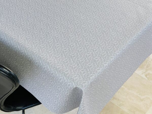 Textildug lysgrå og hvide blade med antiskrid, 140 cm, Estes Perla A0014 fra munketex