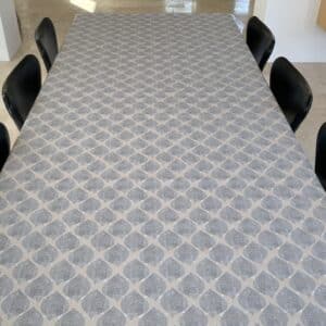 Voksdug Beige med gråt ovalt dråbe mønster, 140 cm, G3016-03 fra munketex